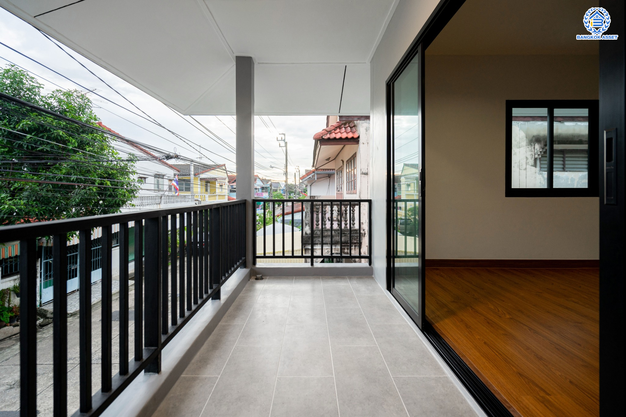 บ้านมือสองตกแต่งใหม่ ม.ดอนเมืองวิลล่า2 เพิ่มสิน บ้านเดี่ยวหลังใหญ่ เนื้อที่ 60 ตร.ว. ฟังก์ชัน 4 ห้องนอน 2 ห้องน้ำ จอดรถได้ 2 คัน บนทำเลเดินทางสะดวก เชื่อมต่อถ.สายไหม, ถ.พหลโยธิน ใกล้รถไฟฟ้าสายสีเขียว "สถานีสะพานใหม่" และทางด่วน "ฉลองรัช" รายล้อมด้วยสิ่งอำนวยความสะดวกครบครัน